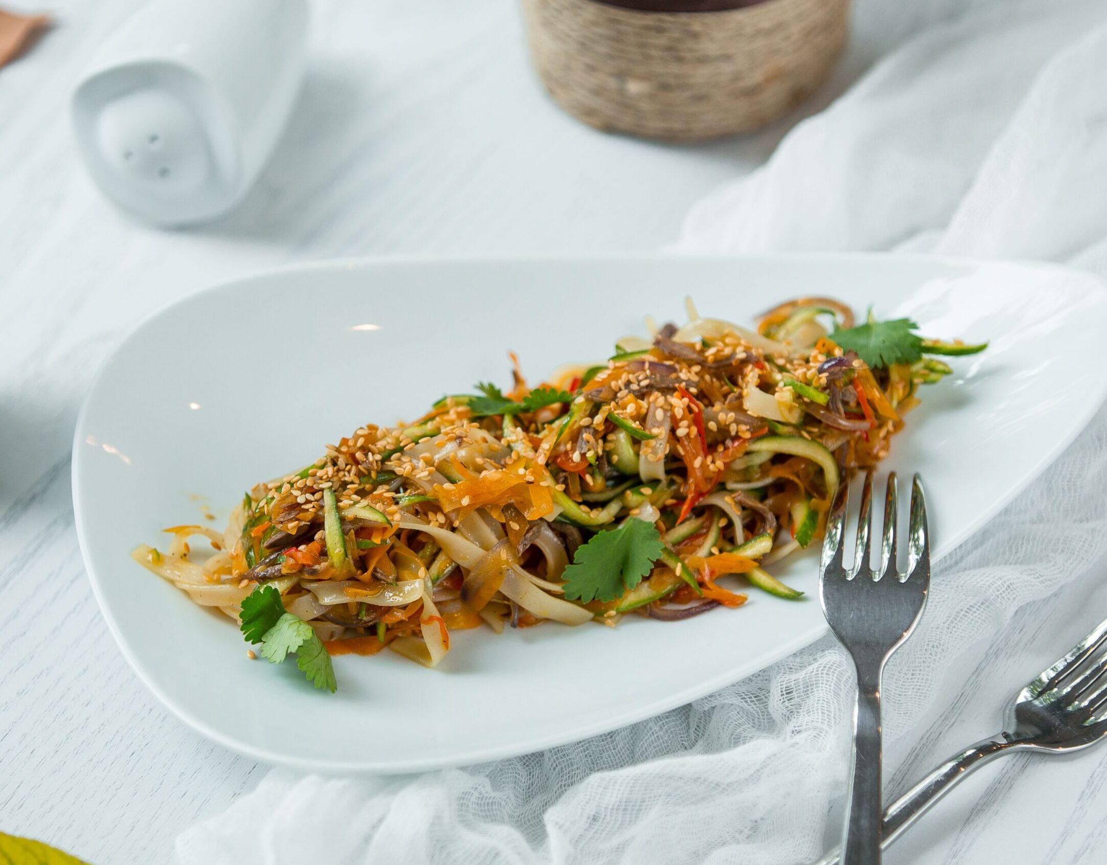 Tagliatelle con zucchine, carote e sesamo